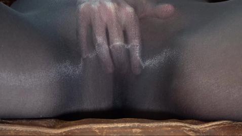 Шлюха в колготках трахает себя чёрным дилдо