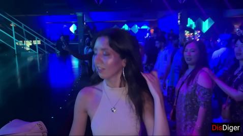 Клубная шлюха трахается с незнакомцем вечером