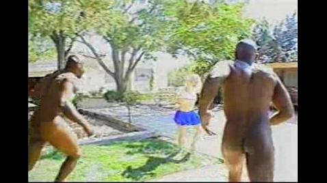 Двое негров долбят блондинку