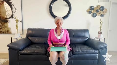 Старушка глотает черный член и трахается