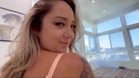 Шлюха с пирсингом глотает член вагиналия