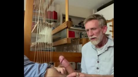 Старикашка сосет молодому козлу член