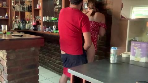 Горячая шлюха сосет хуй своему парню