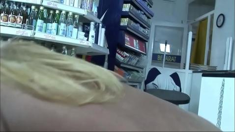 Босс трахнул сучку в задницу магазина