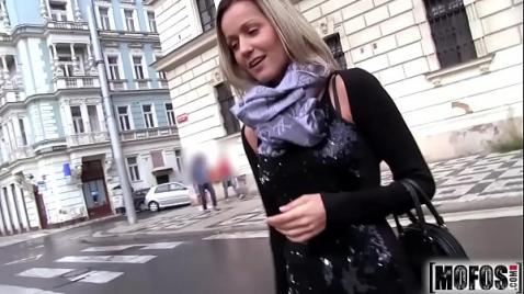 Голая блондинка на улице делает минет