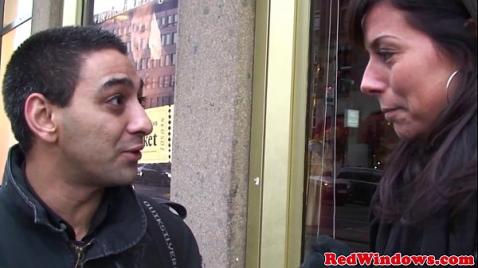 Жеребец трахает шлюху на обочине дороги