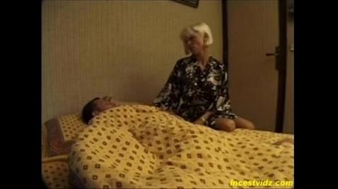 Мамаша облизала пацанчика до утра