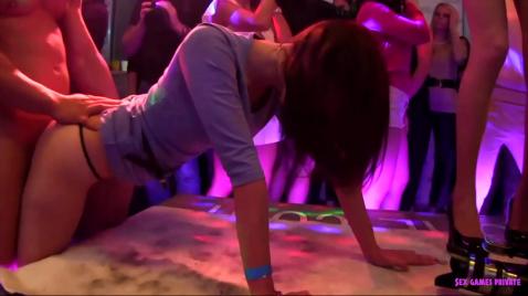 Жесткий оргазм в развратном ночном заведении