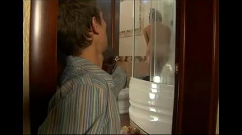 Мамка раздвинула ноги в ванной комнате