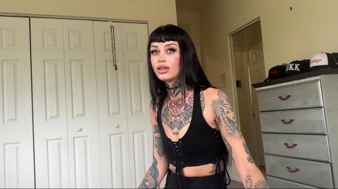 Шалава с татуировками жадно отсасывает член