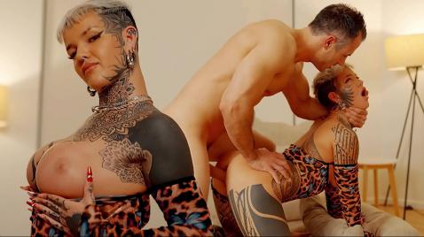 Жесткий анальный секс вдвоем на кровати