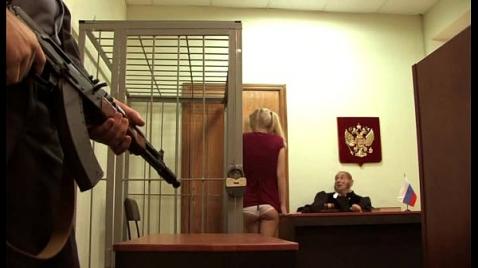 Шлюха стонет от жесткого траха в попу