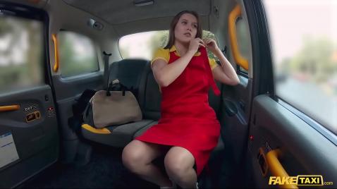 Мужик жёстко трахает в машине девушку