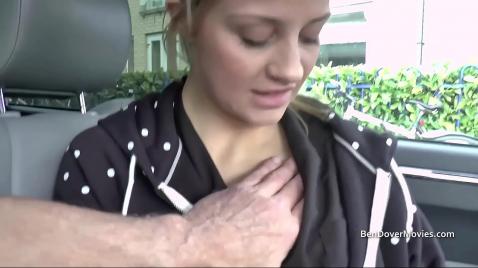 Старый пердун трахает молодую сучку в магазине