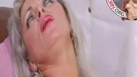 Молодой член жестко трахает зрелую пизду