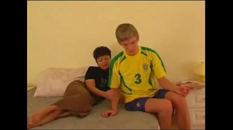 Хуесос снова вломил мамке на кровать