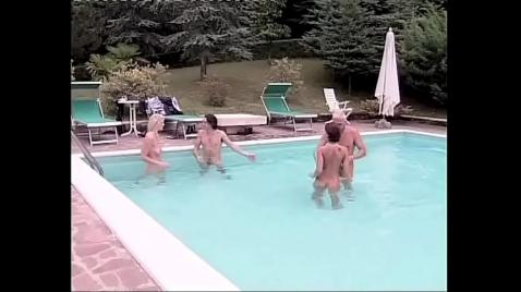 Хардкорная групповуха возле бассейна с аналом и минетом