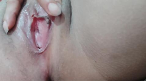 Тёлка трахает себя у новогодней елки