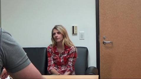 Поебать за столом с глупой блондинкой