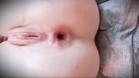 Дрючит шлюшку в узкую жопу безжалостно