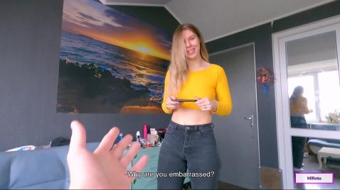 Шлюшка сосет член своему парню в комнате