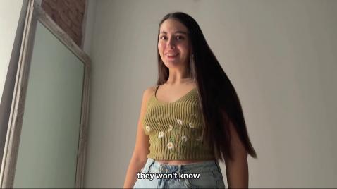 Брюнетка сосет и трахается со своим парнем