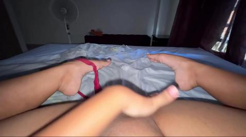 Девушка сняла трусы лёжа на постели и стала мастурбировать