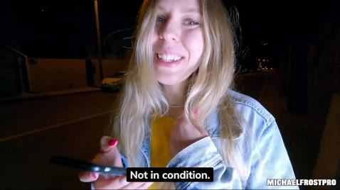 Блондинка на улице затащила парня в машину