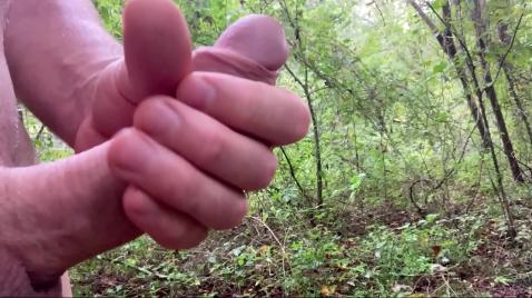 Мужчина мастурбирует на улице в куширях