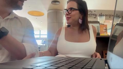 Сисястая мамочка общается на работе с мужчиной