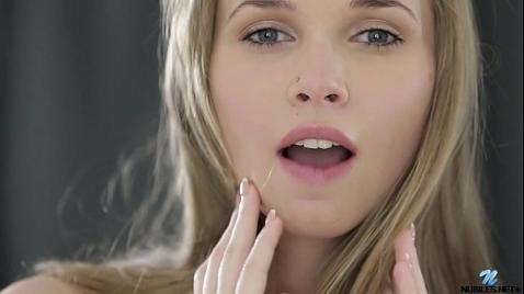 Шлюха дрочит и сучка стонет от оргазма