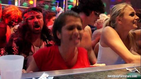 Хуесосы трахают шлюх в общественном месте