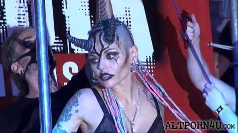 Старый пёс трахает горячую сучку