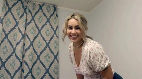 Шлюха блондинка готовится к минету