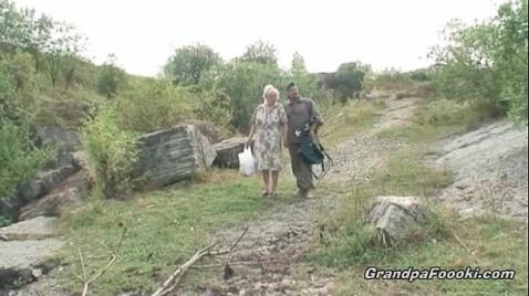 Шалава показала свою киску перед стариками