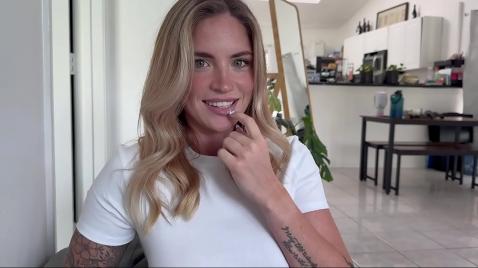 Шалава мастурбирует свою волосатую пизду