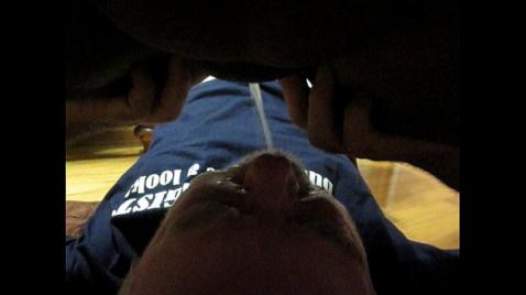 Красотка наплевала в морду ублюдку