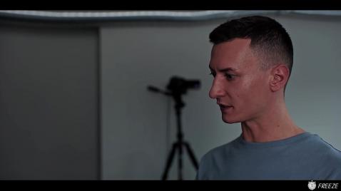 Мужчина с блондинкой снимаются на видио