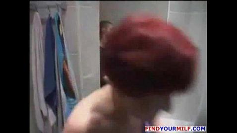 Мамаша трахает молодого парня в ванне