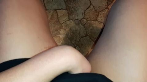 Шлюха готовит и трахает себя кулинарной ложкой