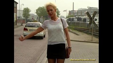 Шлюха с волосатой пиздой трахается на диване