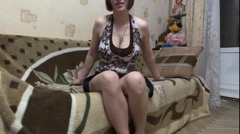 Шлюха трахается на камеру с членом