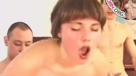 Молодые ученики отымели зрелую шлюху на столе