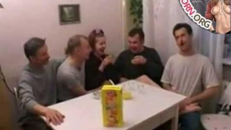 Сучке рыжей всунули в каждую дырку