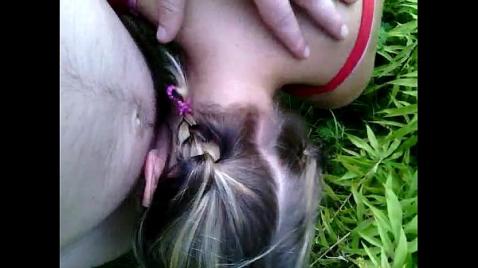 Сосала член возле путей, получила сперму