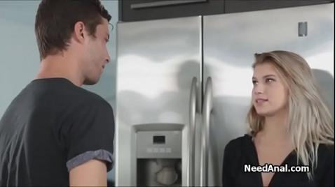 Трахнутая сучка отшлепана начальником на столе