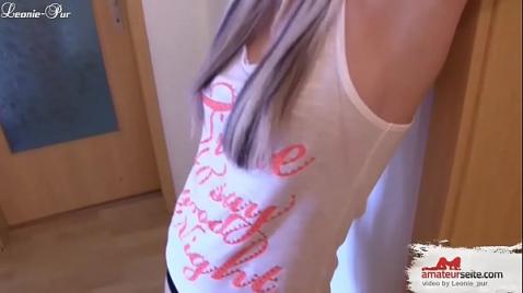 Шлюха блондинка трахается в собственной кровати