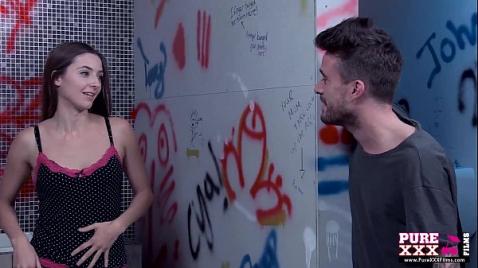 Жопу расколол в унитазе на всю