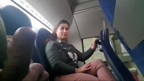 Сисястая шлюха глотает хуй в авто