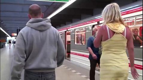 Блондинка сосет в общественном транспорте